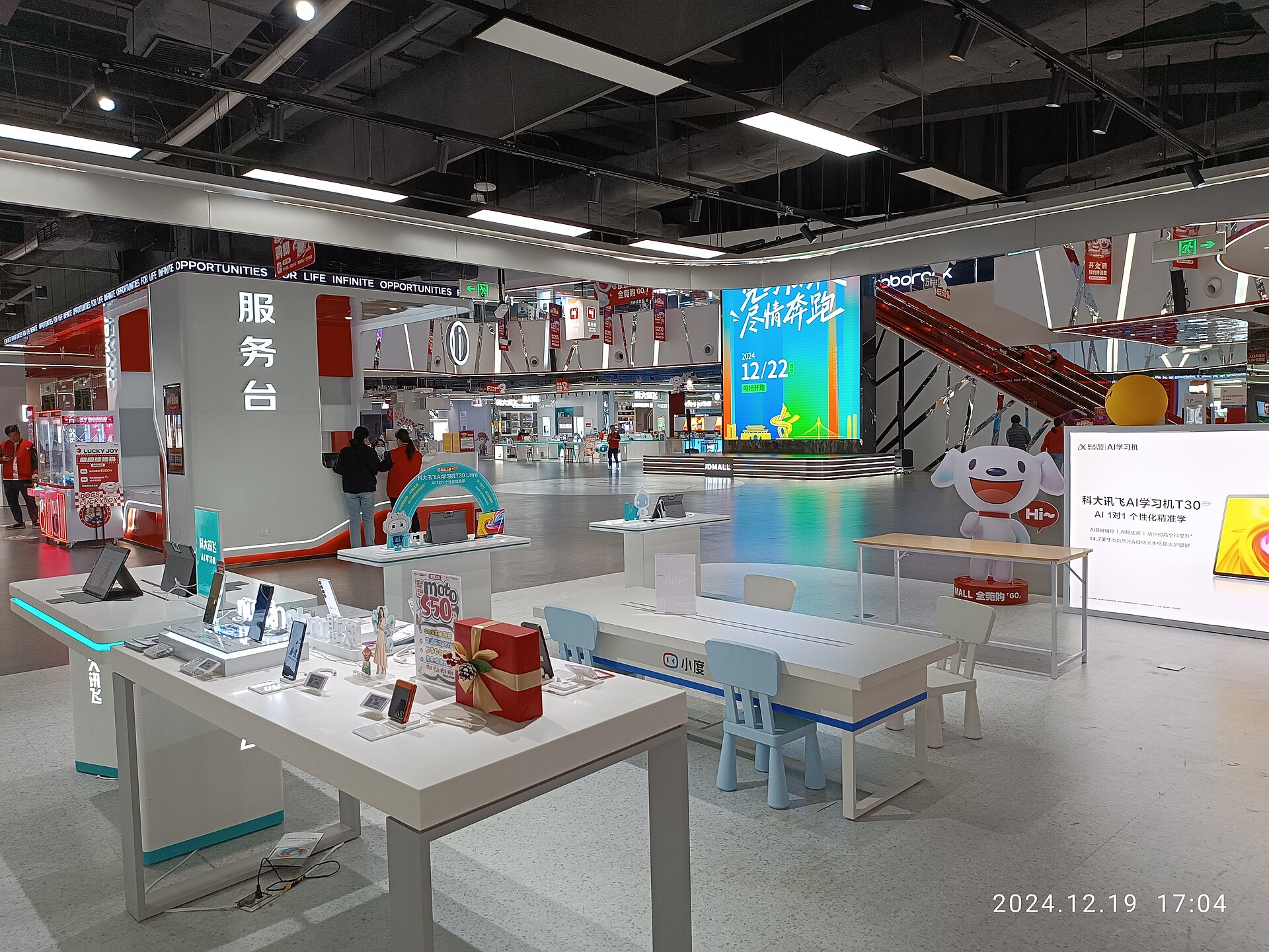 Smartphones and tablets on display