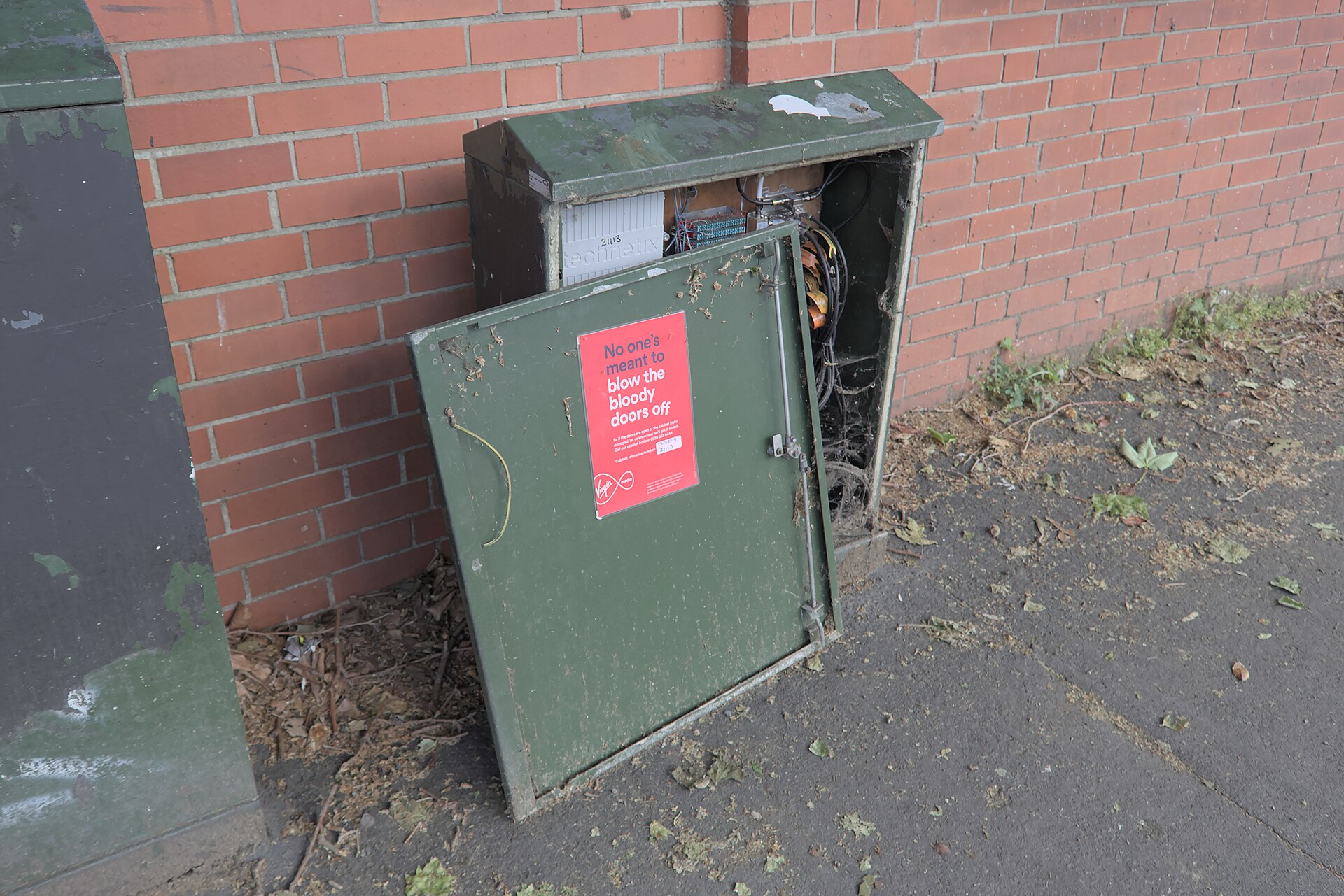 Roadside telecom equipment cabinet